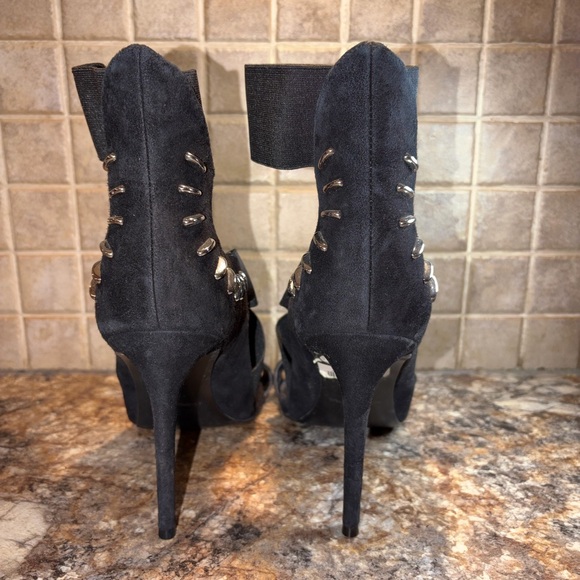 Kendall & Kylie Black Strappy Heels with Silver Accents - Picture 3 of 4